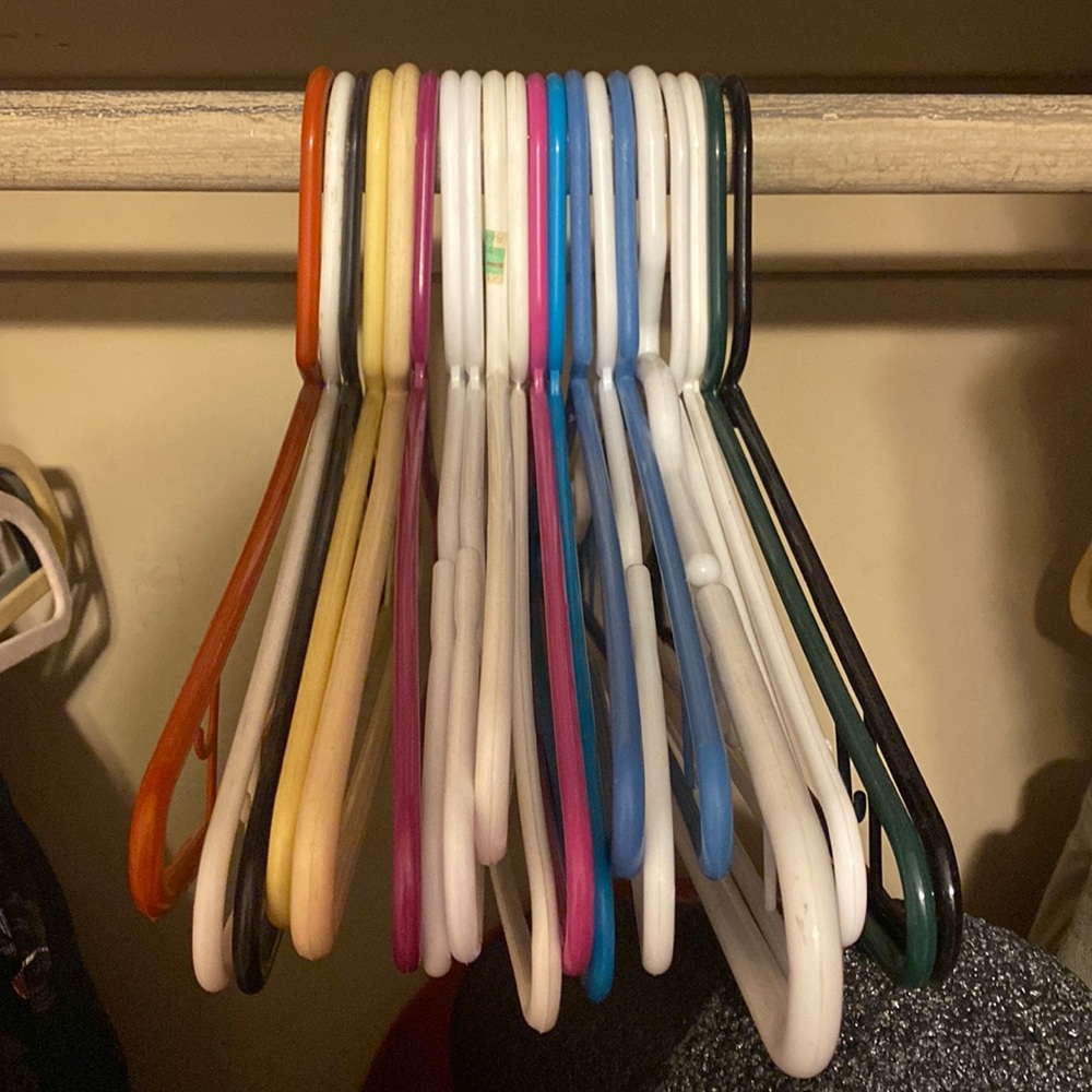 20 plastic hangers